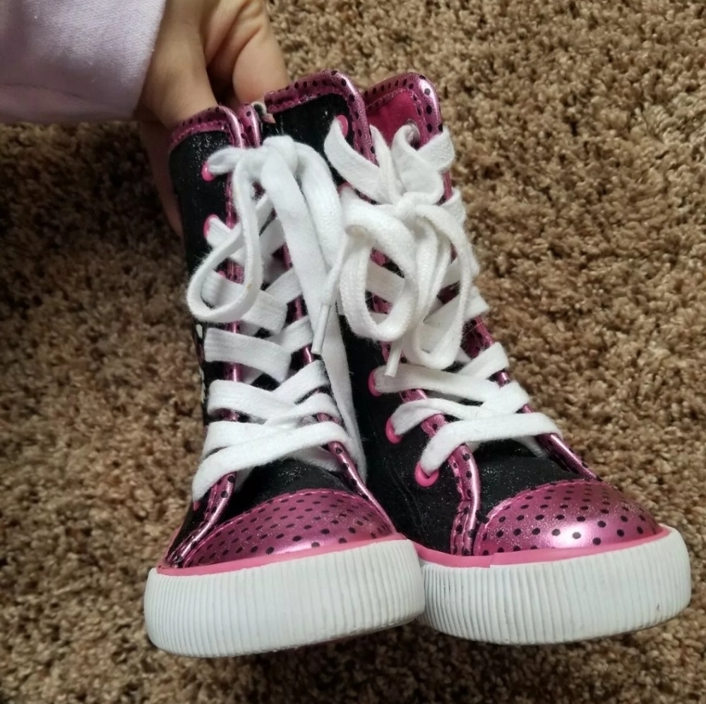 Size 6 toddler hello kitty glitter sneaker boots - Picture 6 of 6